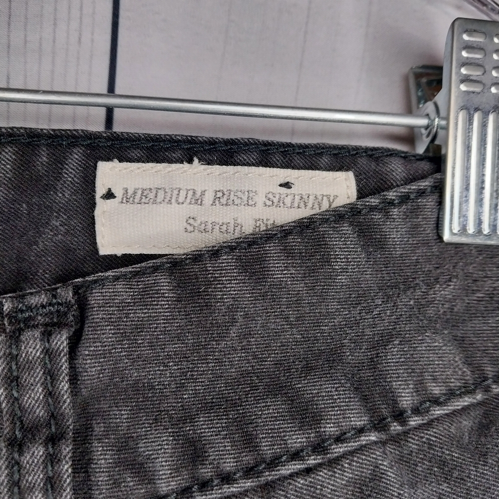Guess Medium Rise Sarah Fit Faded Black Skinny Jeans - Picture 2 of 15